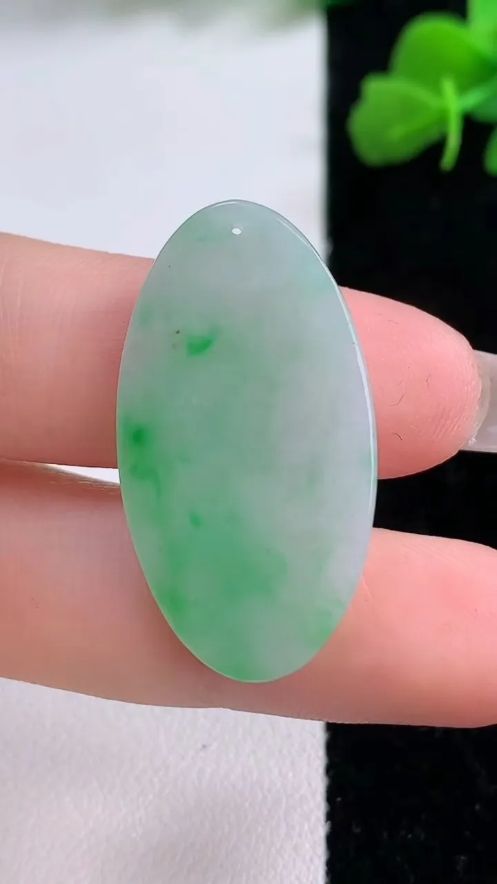 天然A货翡翠无事牌吊坠，尺寸52.6-17.7-3.2，重量:4.54g
12月8日