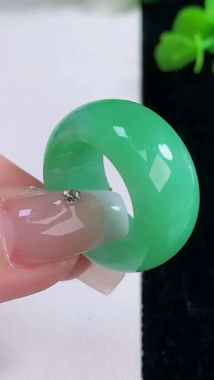 天然A货翡翠指环扳指，尺寸18.3-11.8-4.3，重量:11.26g2025年12月8日
工厂直