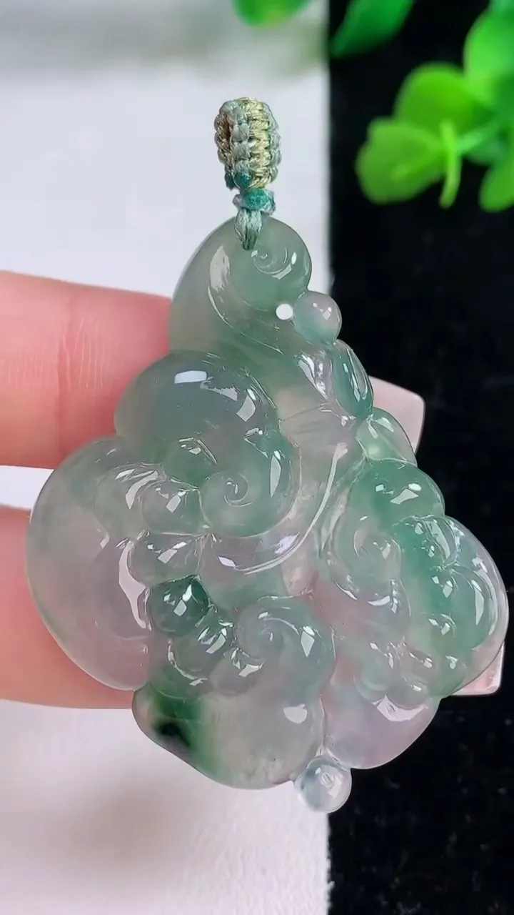 天然A货翡翠冰种飘花如意吊坠，尺寸46-37.4-5.4，重量:12.65g
12月8日