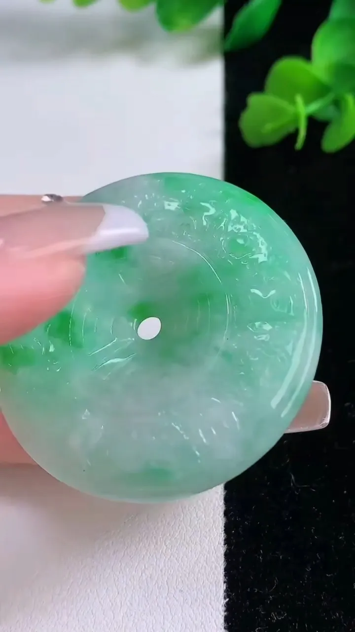 天然A货翡翠雕花平安扣吊坠，尺寸44.5-6.8，重量:27.89g
12月8日