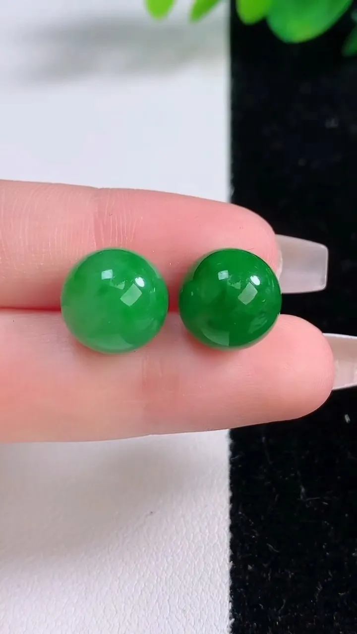 天然A货翡翠圆珠镶嵌件一对，尺寸12，重量:6.55g12月8日
工厂直销收藏佳品,种好水足，色泽均匀，有种有色，上手高大气！