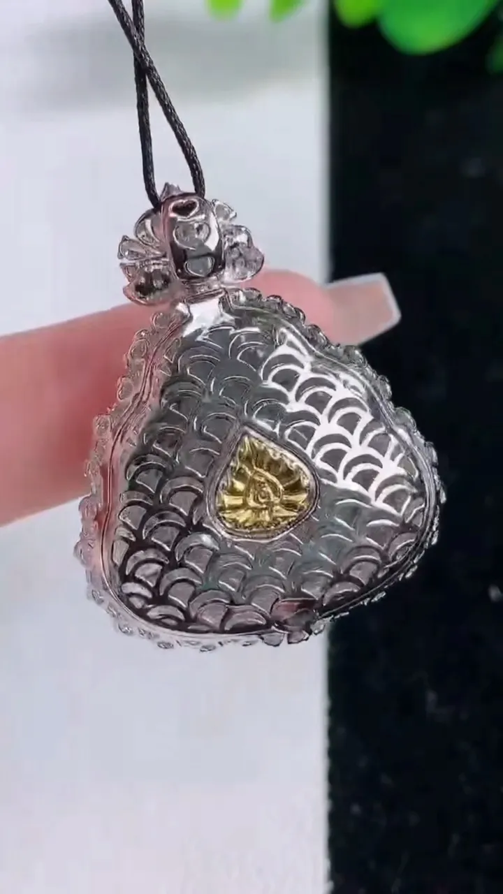 天然A货翡翠佛公吊坠，尺寸33.6-26.5-9.7，裸石19.6-20.8重量:7.88g
12月8日