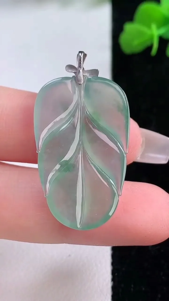 天然A货翡翠种飘花金枝玉叶 叶子吊坠，尺寸31-19.2-3.5，重量:4.65g
12月8日