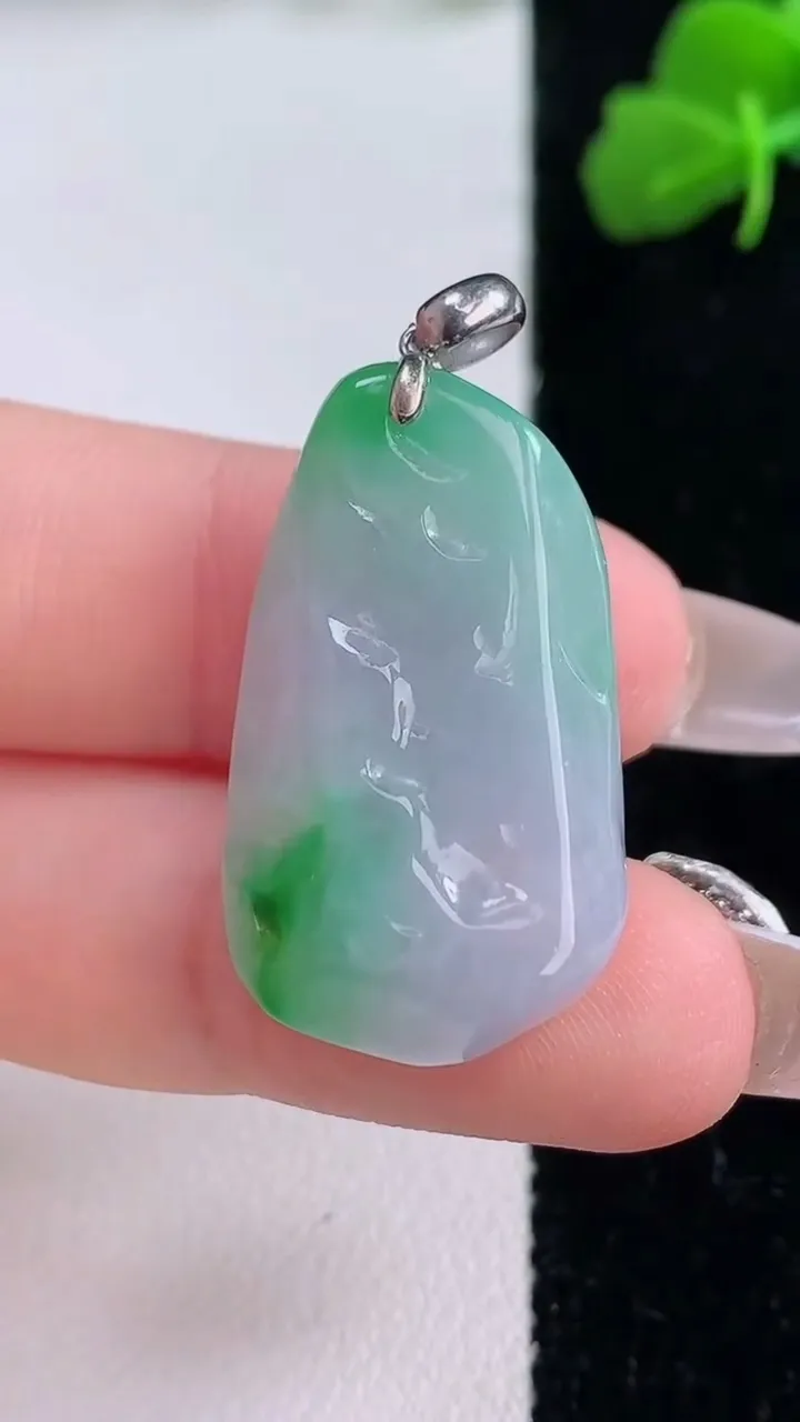 天然A货翡翠原石吊坠，尺寸28-17.3-10.3，重量:19.08g
12月8日