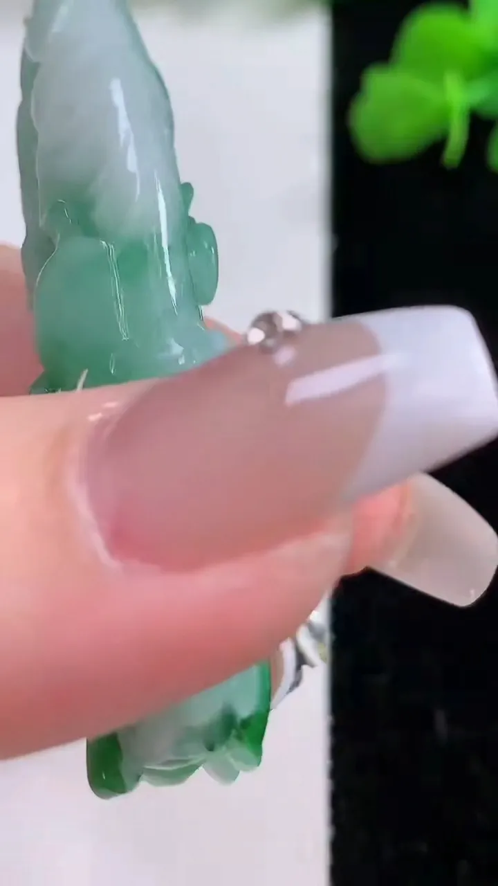 天然A货翡翠白菜吊坠，尺寸55-24.4-8.2，重量:20.75g
12月8日