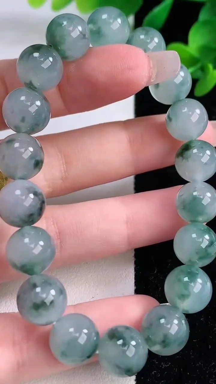 天然A货翡翠种飘花圆珠手串，尺寸10.5-18颗，重量:37.40g12月8日
工厂直销收藏佳品,种好水足，色泽均匀，有种有色，上手高大气！