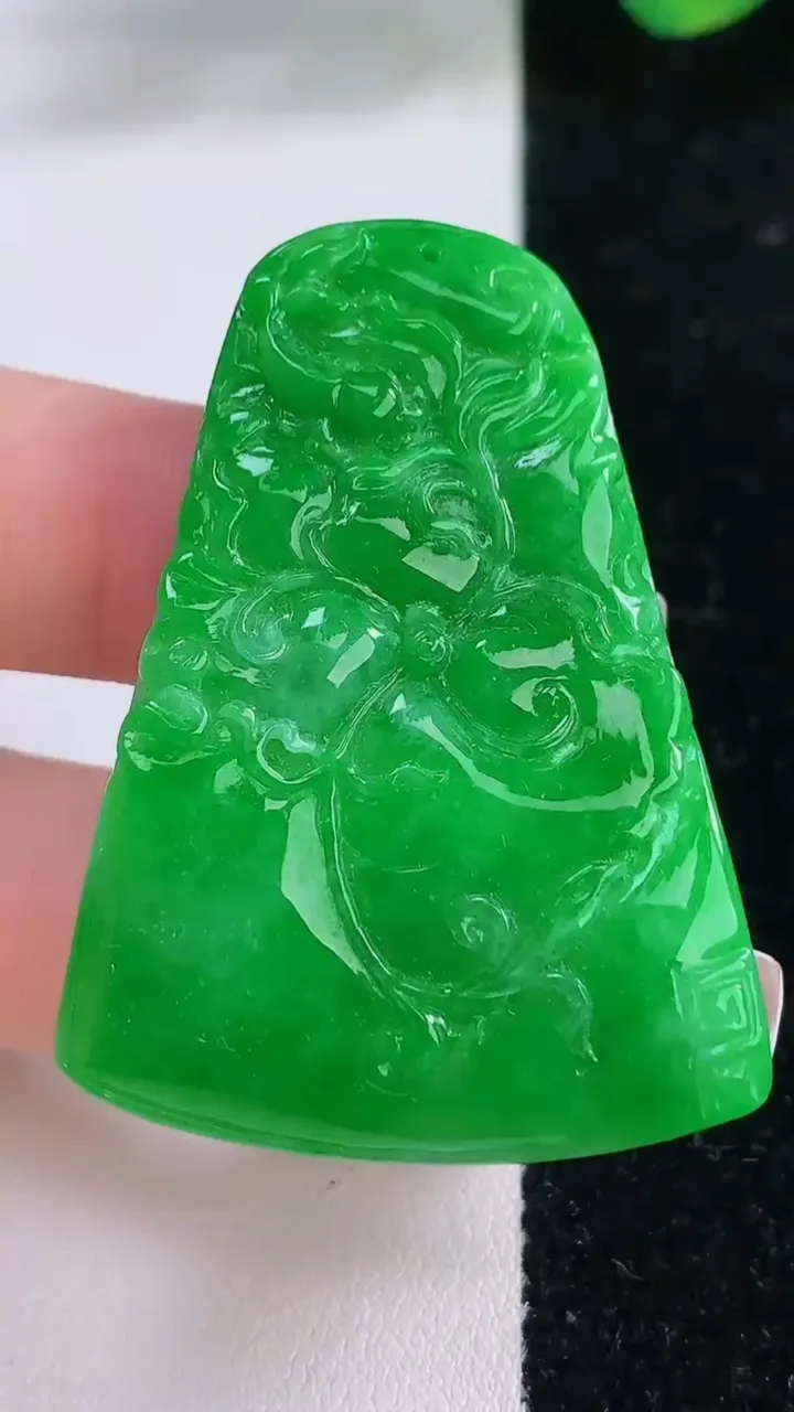 天然A货翡翠年年有余吊坠，尺寸47-34.5-7，重量:20.57g
12月8日