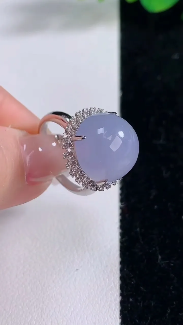 天然A货翡翠18K金紫罗兰蛋面戒指，尺寸17.5-14-13.7-12.4，重量:6.42g2025年12月8日
工厂直销收藏佳品,种好水足，色泽均匀，有种有色，上手高大气！