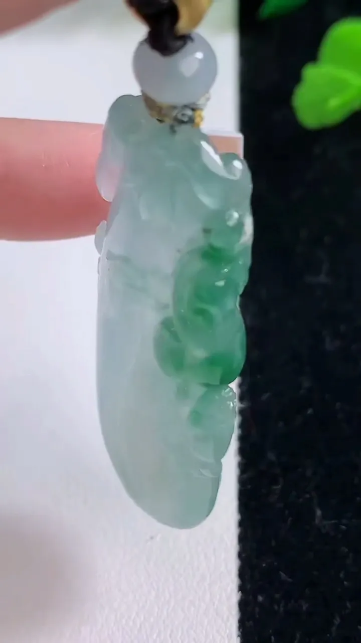天然A货翡翠种飘花福瓜吊坠，尺寸52-20.5-10.3，重量:24.65g
12月8日