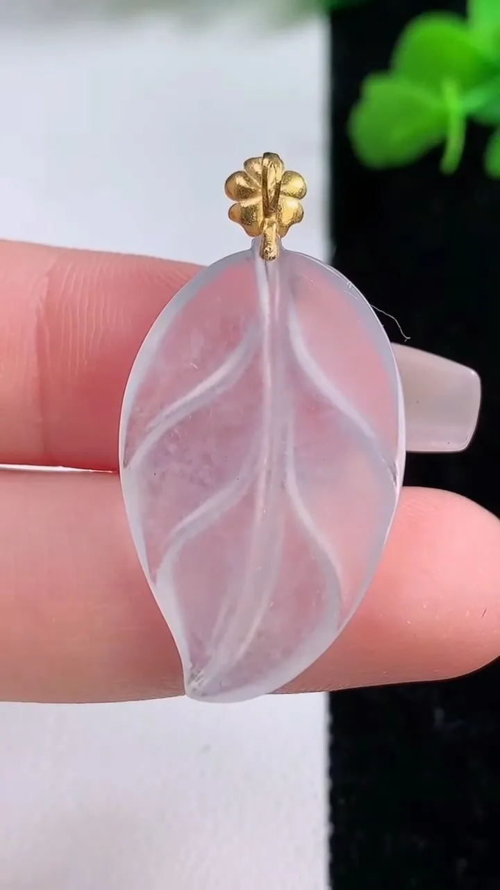 天然A货翡翠种白冰金枝玉叶 叶子吊坠，尺寸28.4-18.2-2.5，重量:2.97g
12月8日