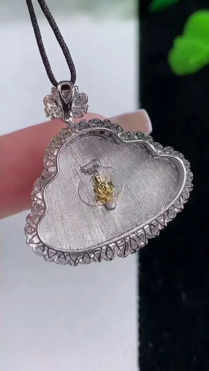 天然A货翡翠佛公吊坠，尺寸27.5-27-7.3，裸石17.2-24重量:3.44g
12月8日