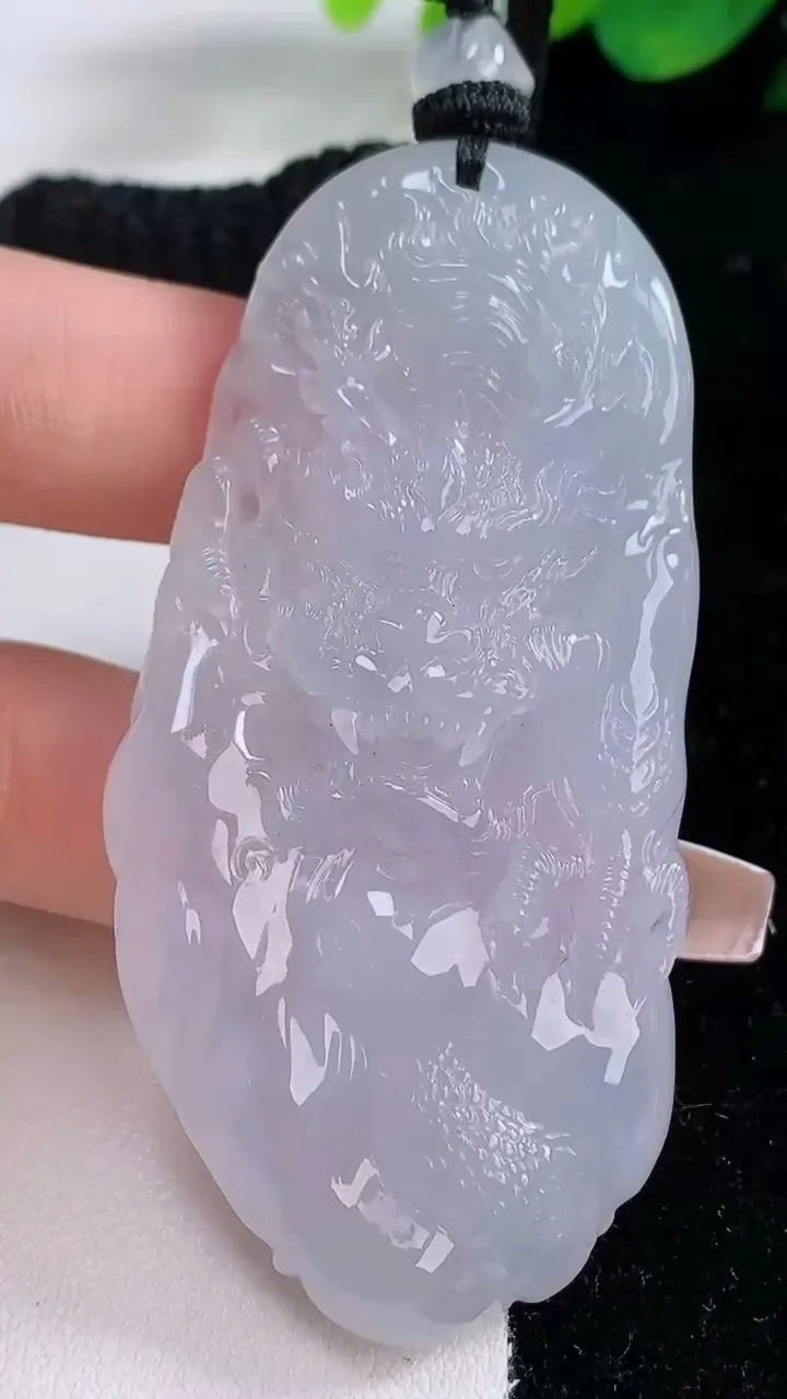 天然A货翡翠种白冰龙牌吊坠，尺寸69.3-34-10.7，重量:53.55g
12月8日
