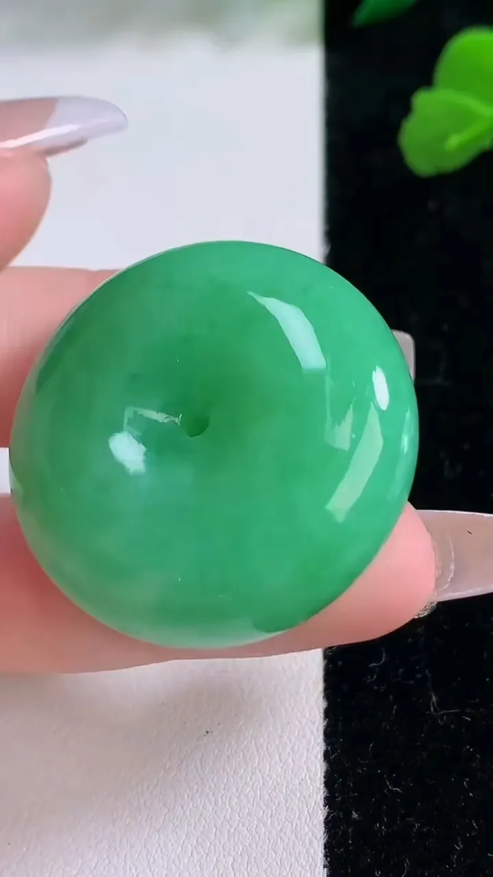 天然A货翡翠平安扣吊坠，尺寸33.5-12.3，重量:30.32g
12月8日