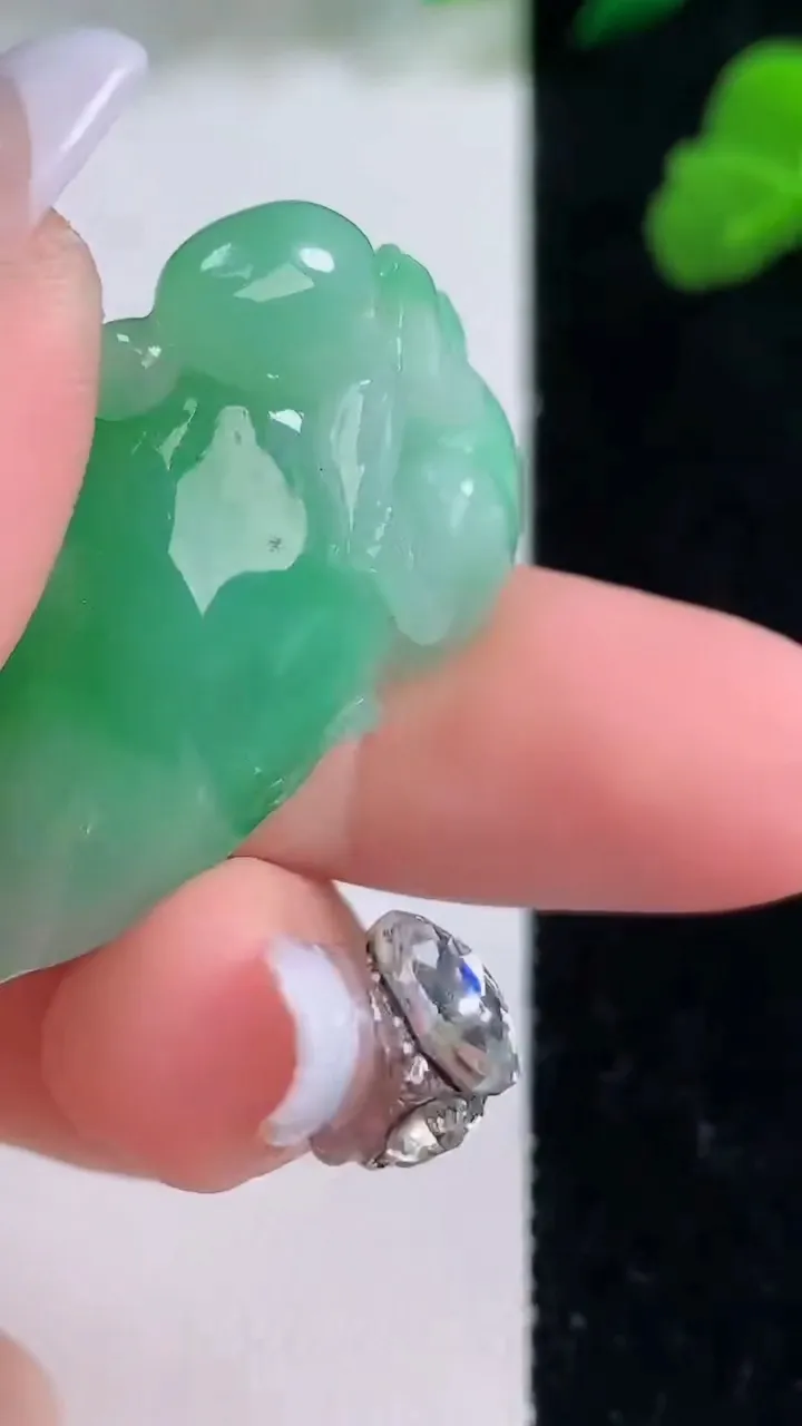 天然A货翡翠福瓜吊坠，尺寸36.2-20.3-13.2，重量:13.46g
12月8日