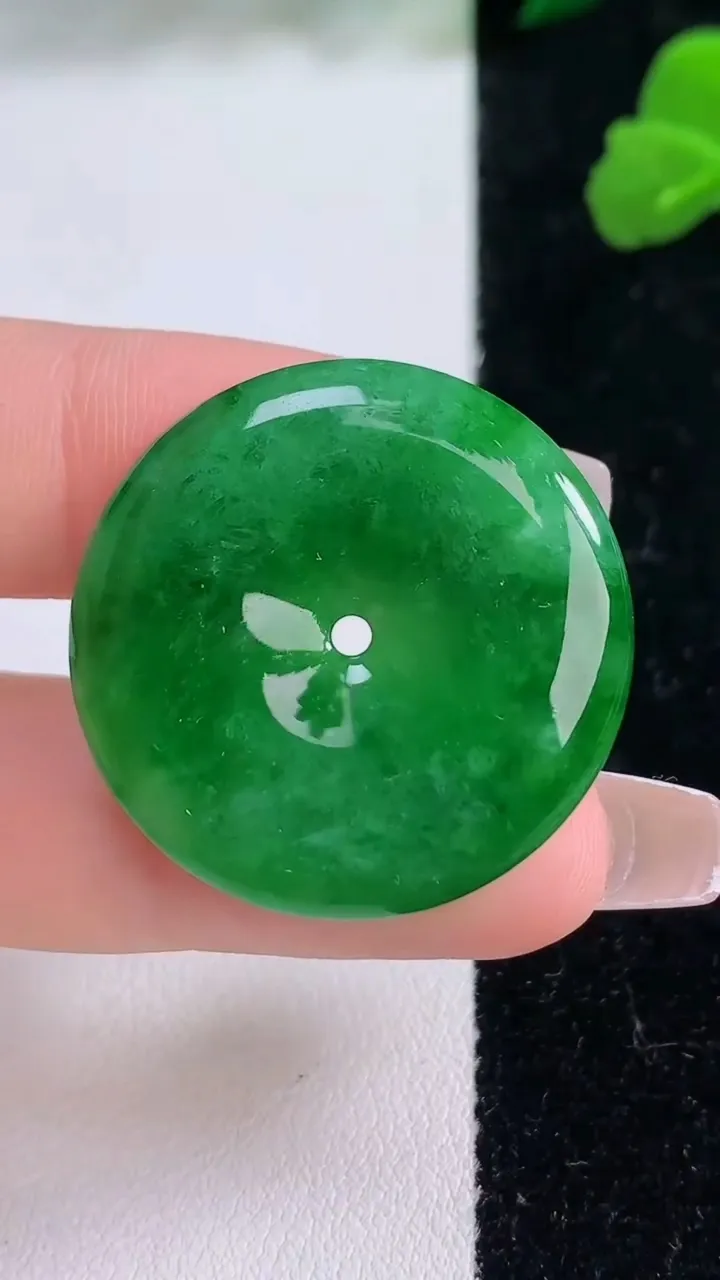 天然A货翡翠平安扣吊坠，尺寸29.4-4.6，重量:8.49g
12月8日