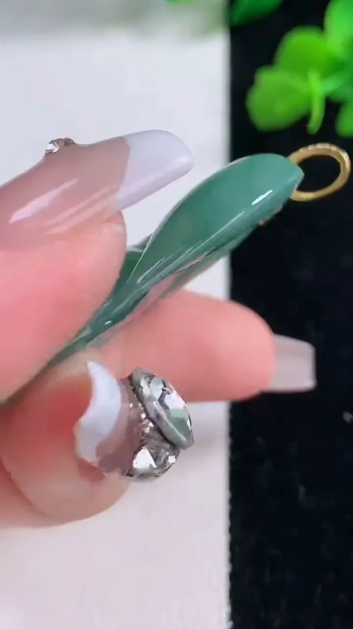 天然A货翡翠金枝玉叶 叶子吊坠，尺寸52-33.5-5.6，重量:21.34g
12月8日