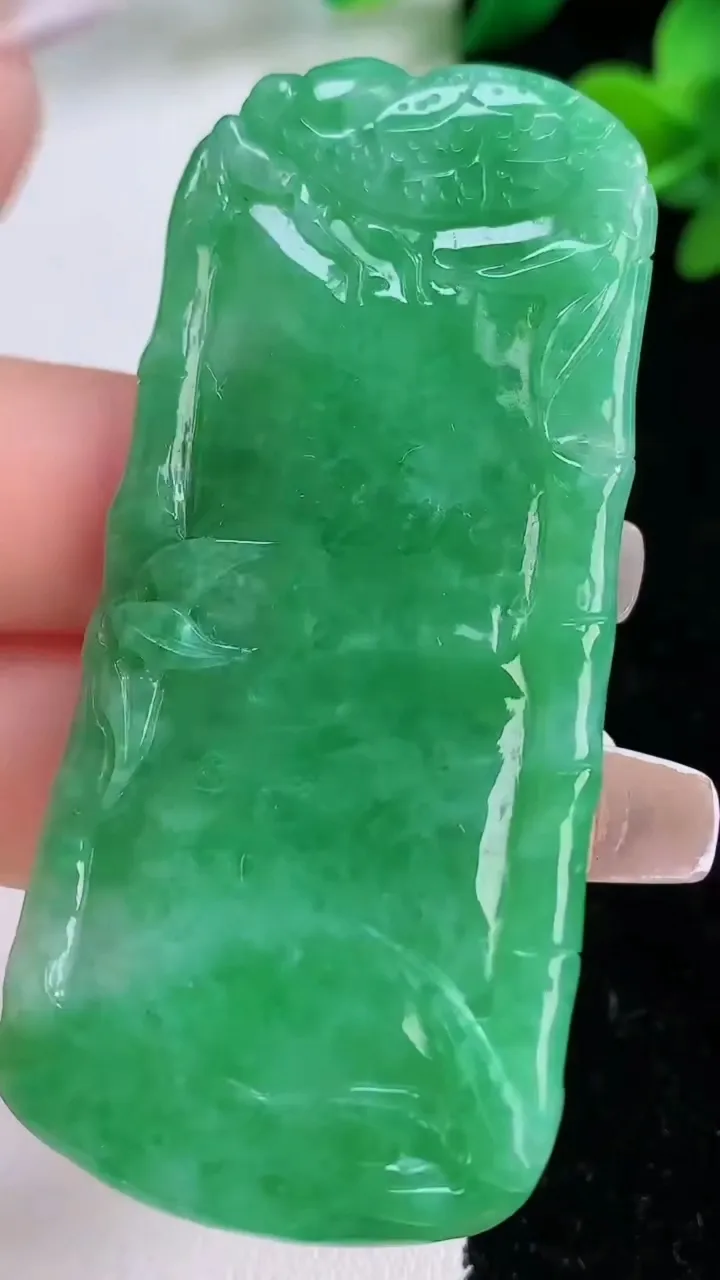 天然A货翡翠节节高升竹节吊坠，尺寸62.2-28.8-5，重量:21.96g
12月8日