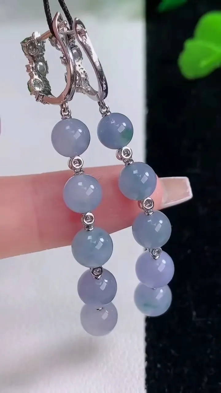 天然A货翡翠18K金紫罗兰圆珠耳坠，尺寸7.2，重量:8.25g12月8日
工厂直销收藏佳品,种好水足，色泽均匀，有种有色，上手高大气！