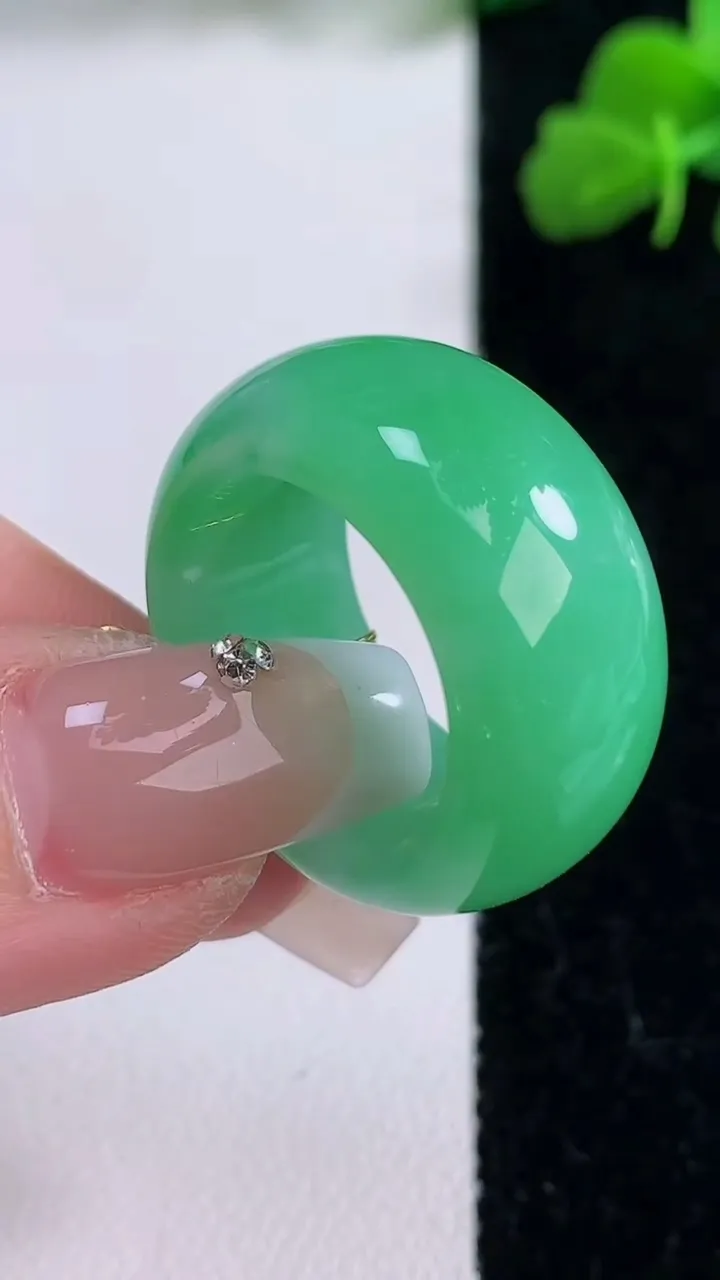 天然A货翡翠指环扳指，尺寸18.3-11.8-4.3，重量:11.26g2025年12月8日
工厂直销收藏佳品,种好水足，色泽均匀，有种有色，上手高大气！