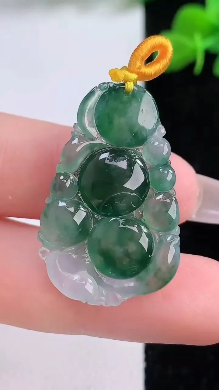 天然A货翡翠冰种飘花生肖猴吊坠，尺寸30.4-20.3-5.5，重量:5.09g
12月8日