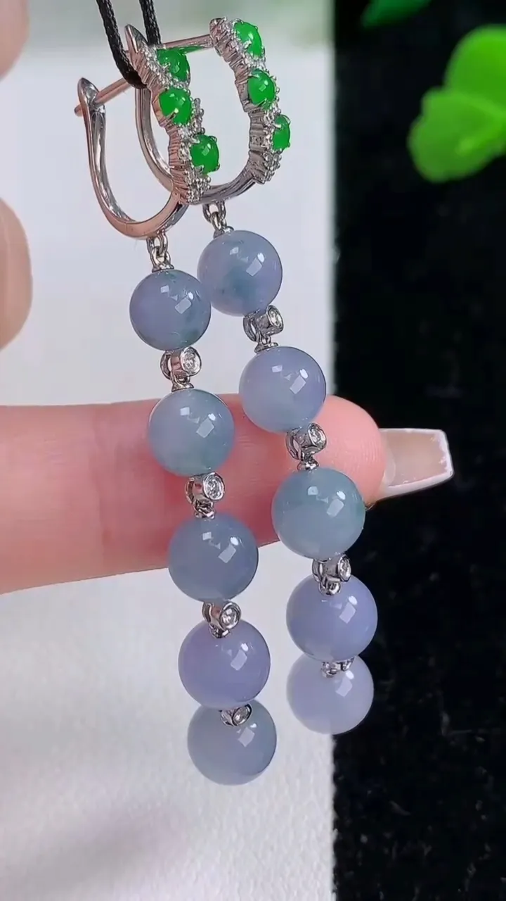 天然A货翡翠18K金紫罗兰圆珠耳坠，尺寸7.2，重量:8.25g12月8日
工厂直销收藏佳品,种好水足，色泽均匀，有种有色，上手高大气！