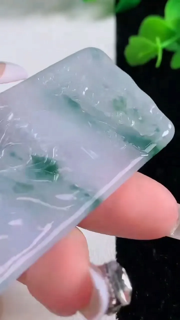 天然A货翡翠冰种飘花虚空藏菩萨吊坠，尺寸58.5-34-6.3，重量:31.78g
12月8日