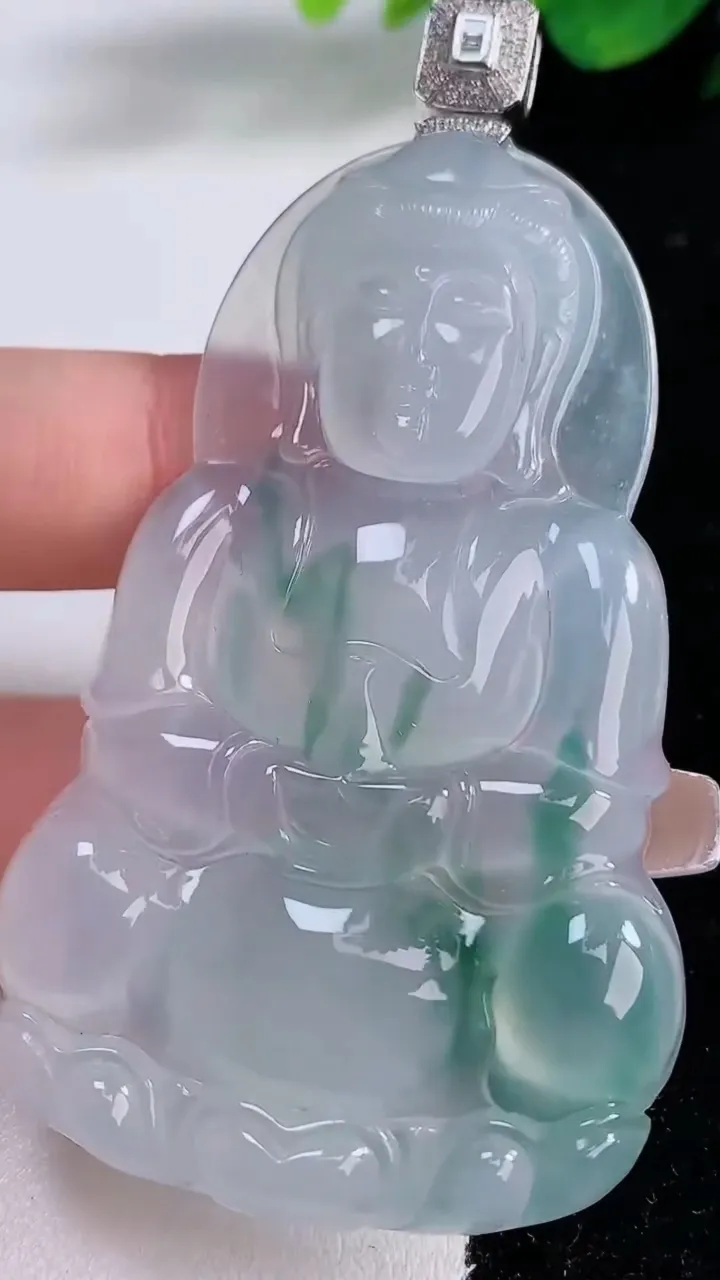 天然A货翡翠种飘花观音菩萨吊坠，尺寸67.6-42-6.4，重量:31.53g
12月8日