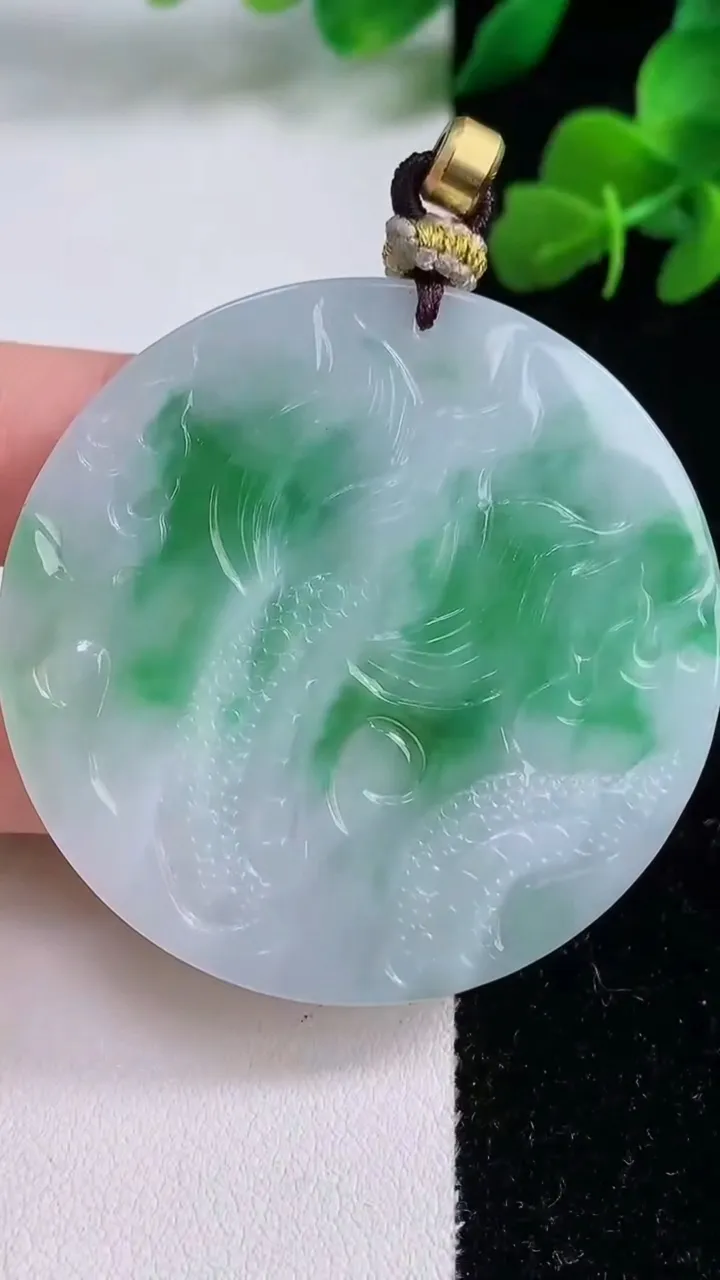 天然A货翡翠龙牌吊坠，尺寸49.2-5.5，重量:20.81g
12月8日