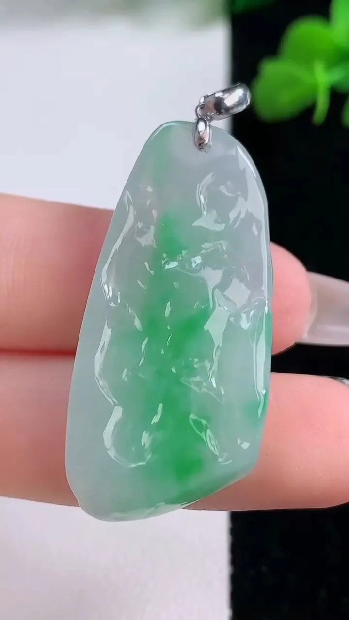 天然A货翡翠原石吊坠，尺寸36.6-17.7-6.5，重量:9.46g
12月8日