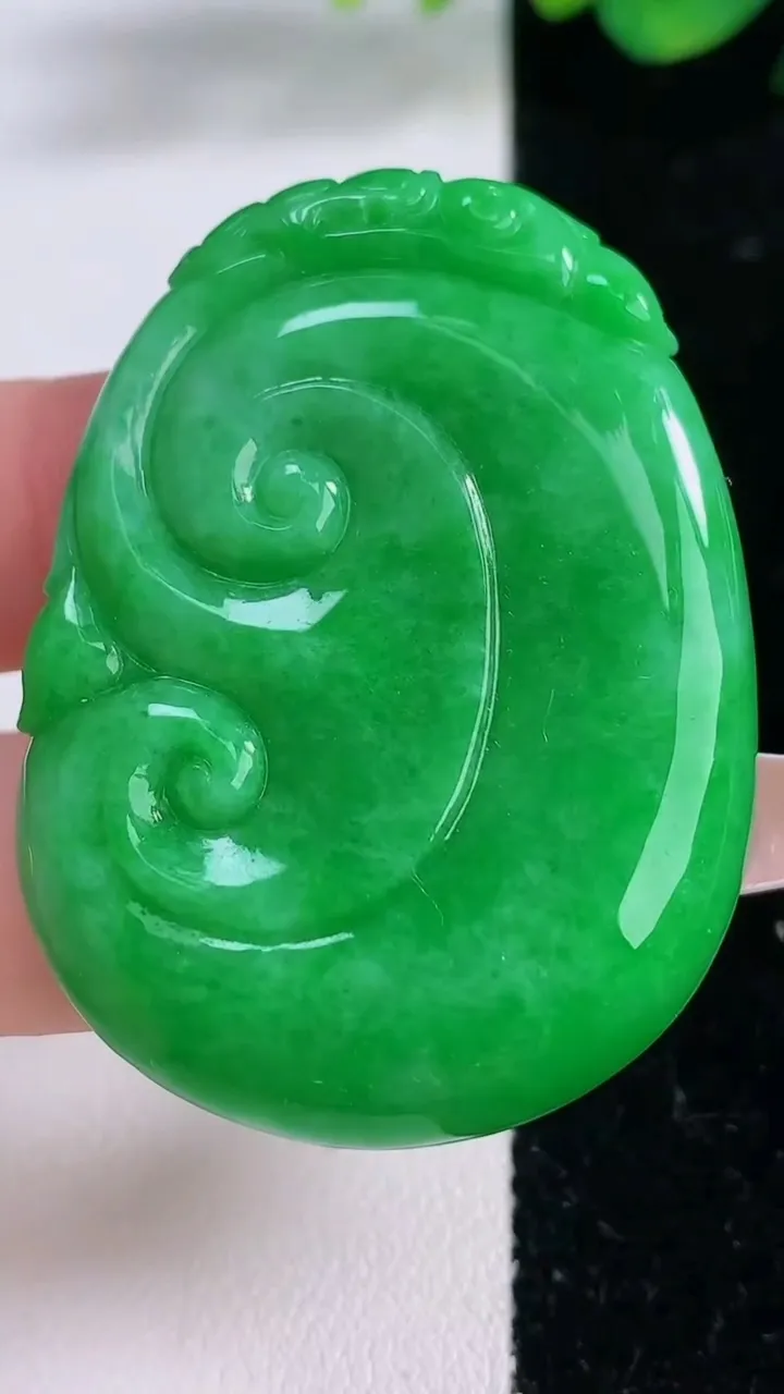 天然A货翡翠如意吊坠，尺寸47.5-35.6-6，重量:22.26g
12月8日