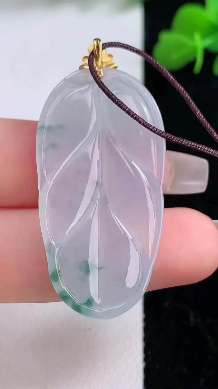 天然A货翡翠种飘花金枝玉叶 叶子吊坠，尺寸38.5-20.5-3.2，重量:5.86g
12月8日