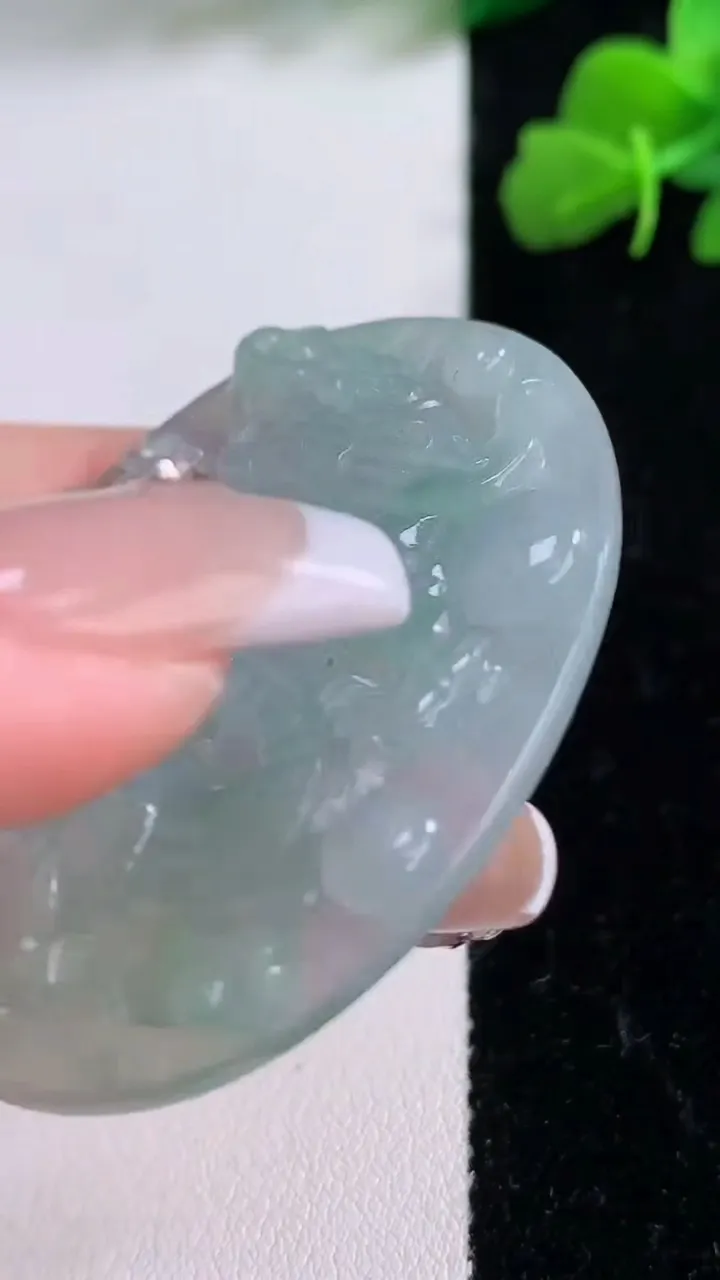 天然A货翡翠龙牌吊坠，尺寸49.2-38.2-5.2，重量:18.52g
12月8日