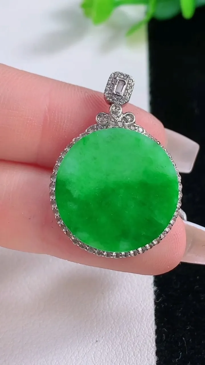 天然A货翡翠无事牌吊坠，尺寸30.5-21.8-6.8，裸石20重:3.86g
12月8日