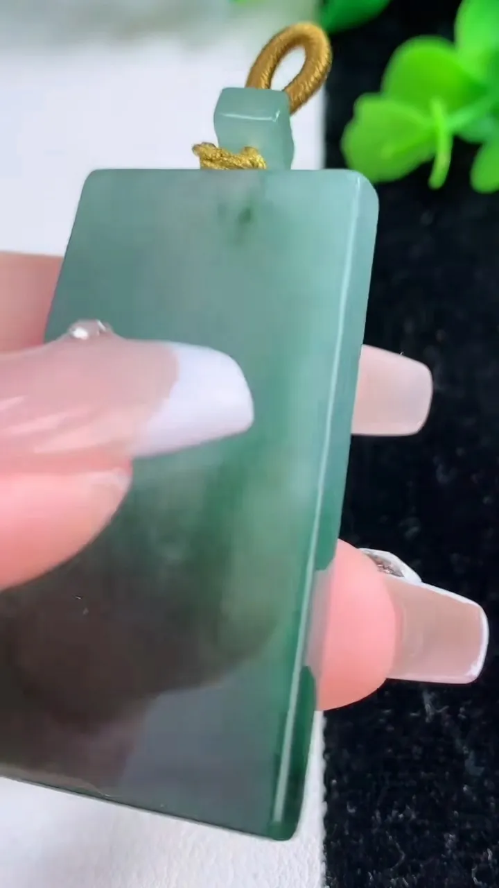 天然A货翡翠飘花无事牌吊坠，尺寸48-28-5，重量:22.97g
12月8日