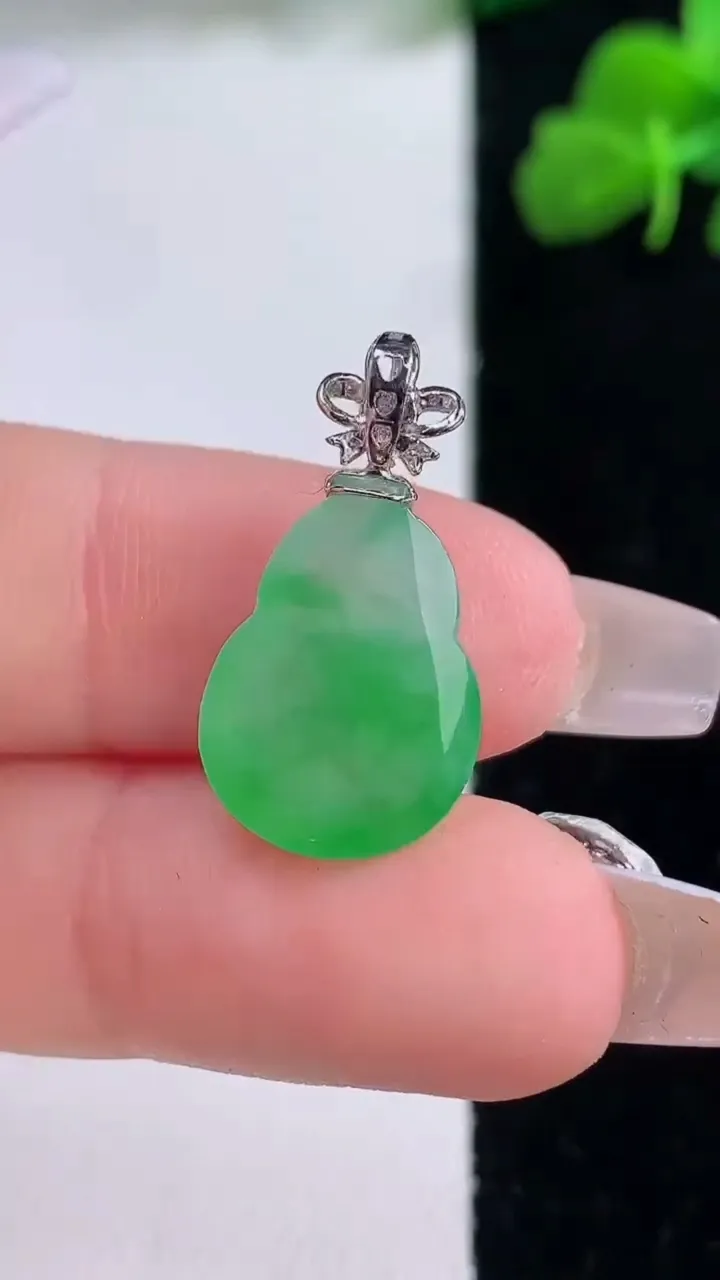 天然A货翡翠葫芦吊坠，尺寸16-12-4.8，重量:1.78g
12月8日