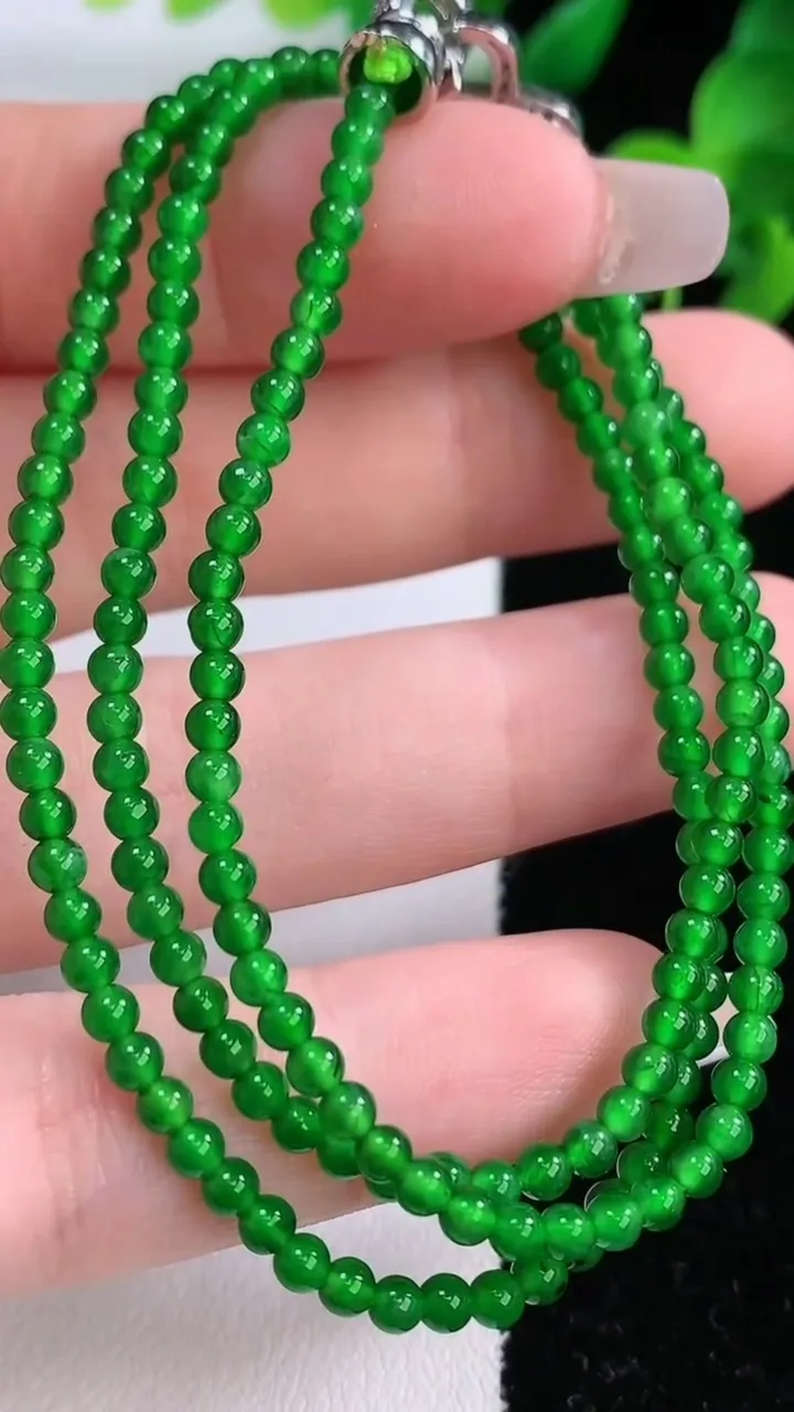 天然A货翡翠小米珠项链，尺寸2.7-181颗，重量:9.04g12月8日
工厂直销收藏佳品,种好水足，色泽均匀，有种有色，上手高大气！
