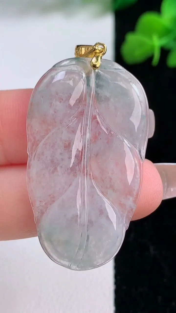 天然A货翡翠金枝玉叶 叶子吊坠，尺寸39-23-2.6，重量:5.68g
12月8日