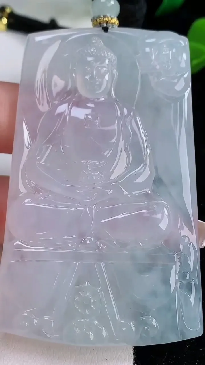 天然A货翡翠种白冰大日如来吊坠，尺寸70-43.2-5.5，重量:45.28g
12月8日