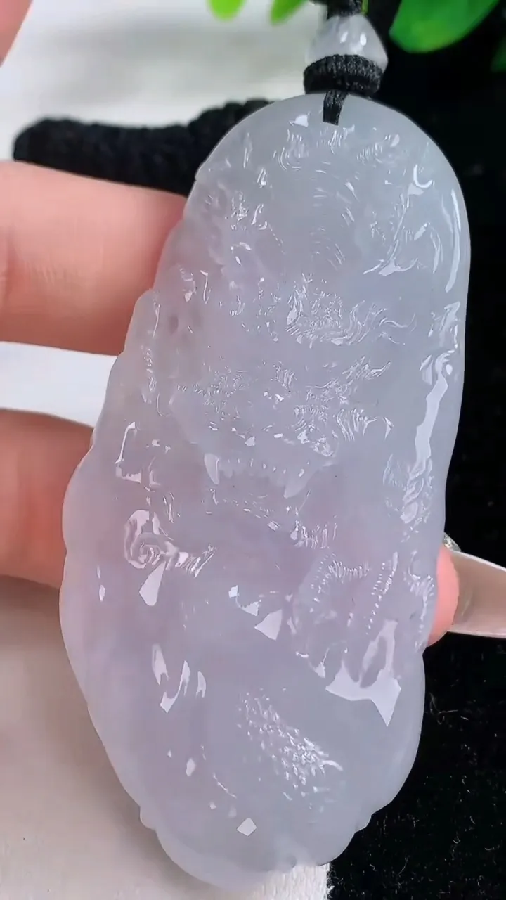 天然A货翡翠种白冰龙牌吊坠，尺寸69.3-34-10.7，重量:53.55g
12月8日