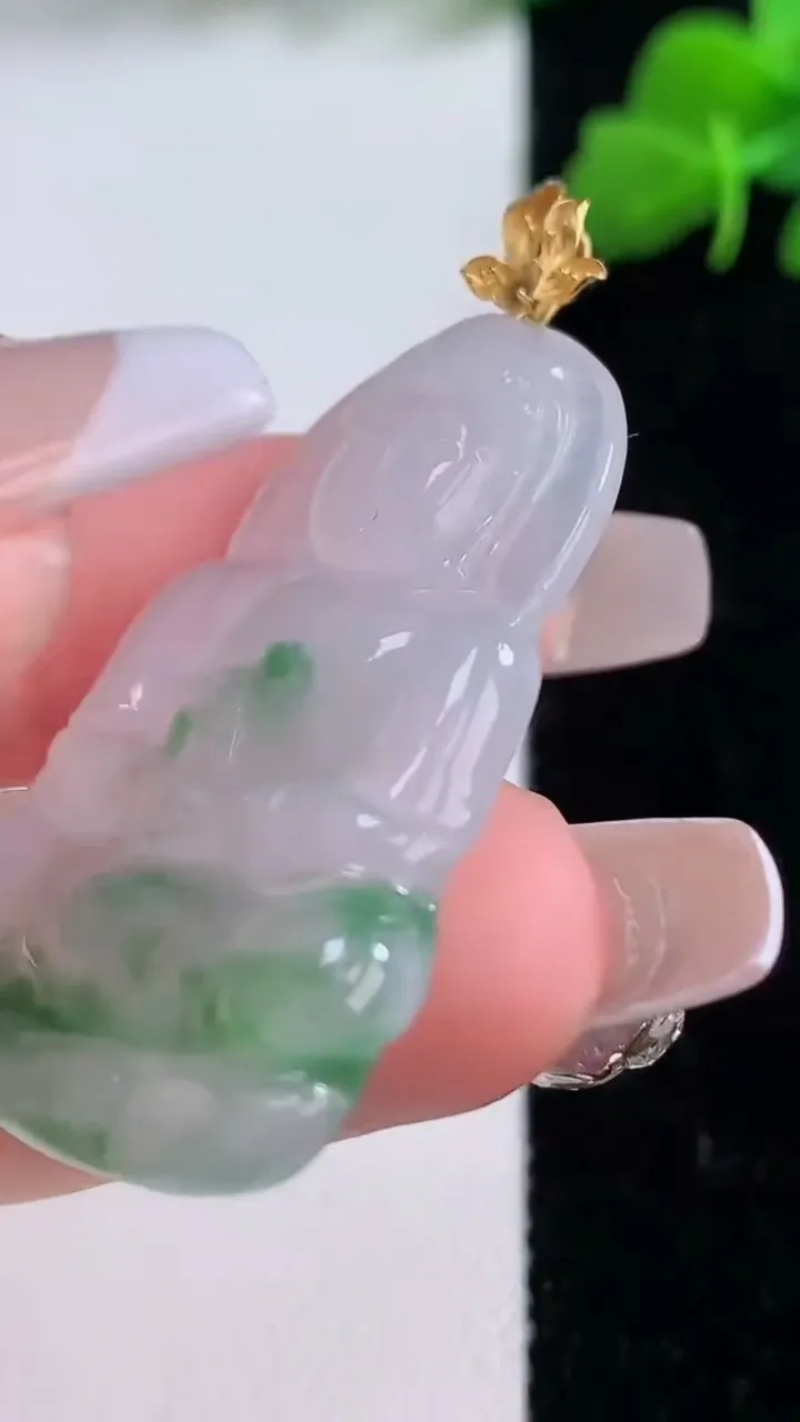 天然A货翡翠种飘花观音菩萨吊坠，尺寸37.7-25.5-3.8，重量:7.00g
12月8日