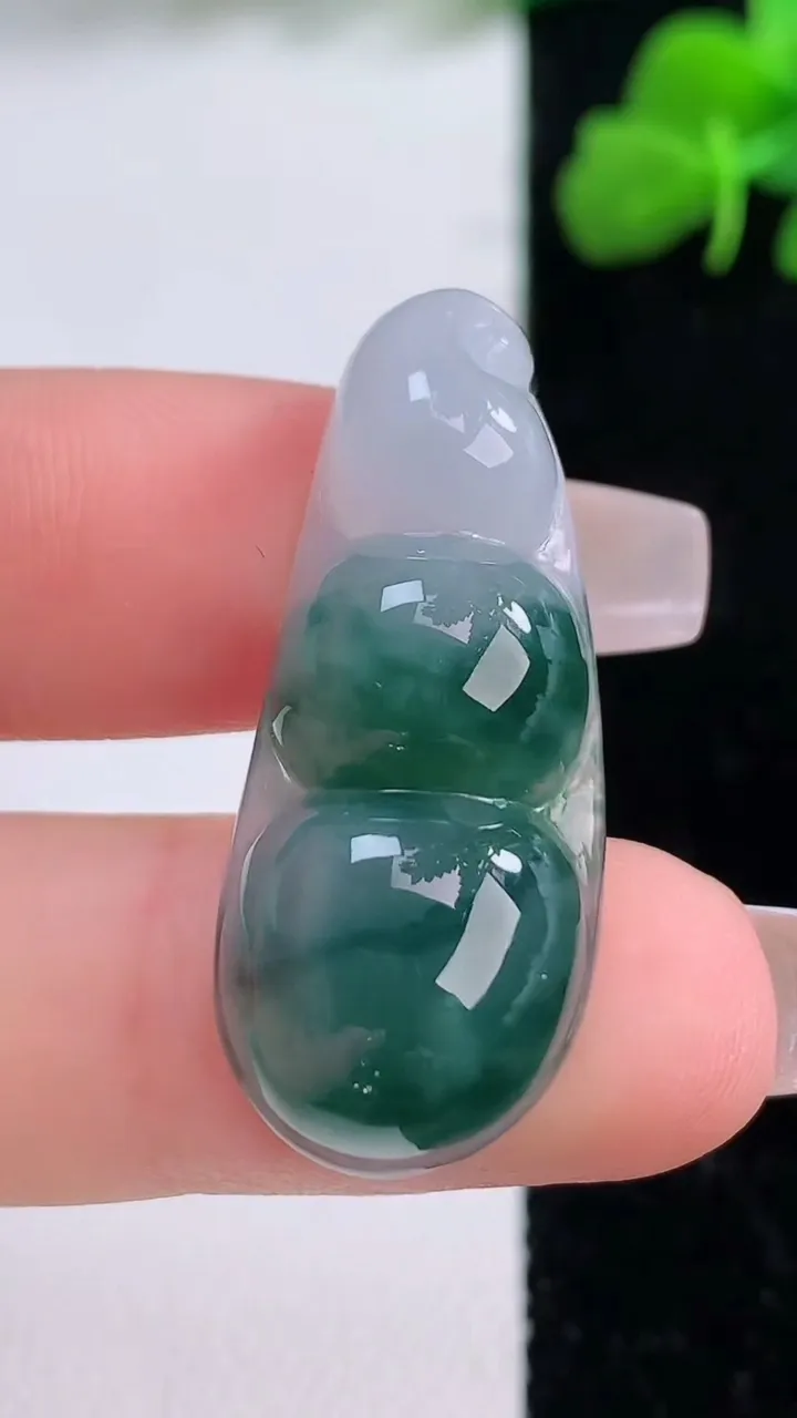 天然A货翡翠飘花福豆吊坠，尺寸34-13.6-6.5，重量:5.69g
12月8日