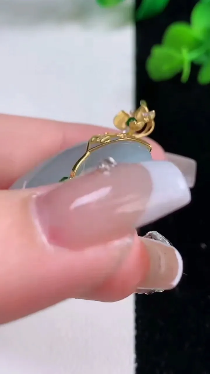 天然A货翡翠种飘花平安扣吊坠，尺寸31-6.3，重量:13.18g
12月8日