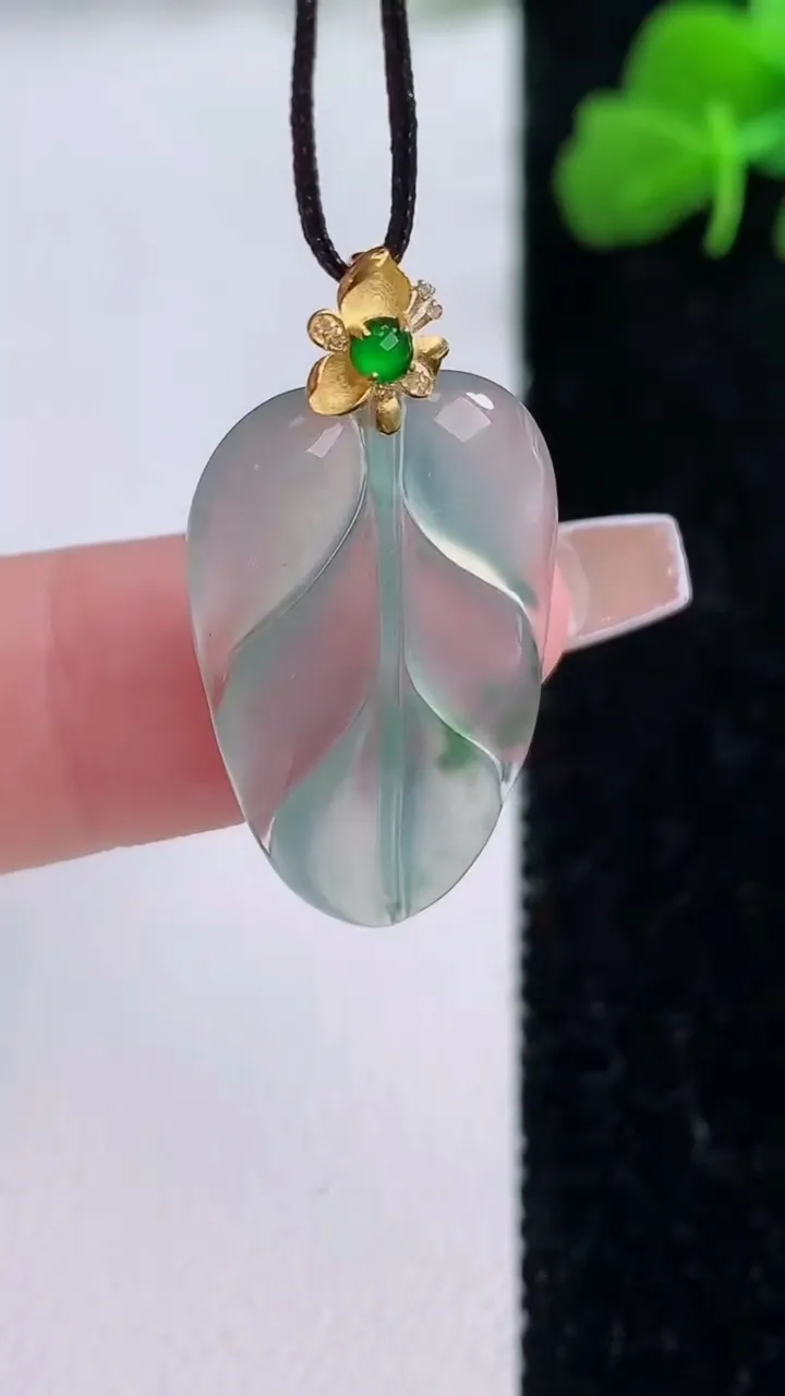 天然A货翡翠种飘花金枝玉叶 叶子吊坠，尺寸25.7-14.6-2.8，重量:2.16g
12月8日