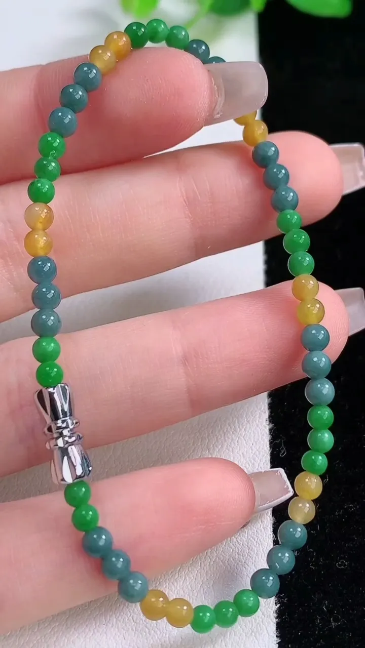 天然A货翡翠双彩小米珠手串，尺寸3.5-52颗，重量:4.42g12月8日
工厂直销收藏佳品,种好水