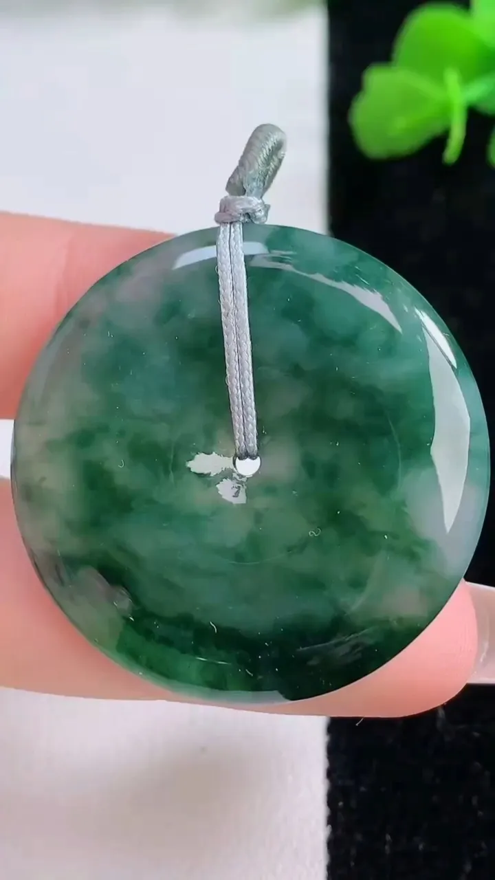 天然A货翡翠冰种飘花平安扣吊坠，尺寸34-5.3，重量:13.86g
12月8日