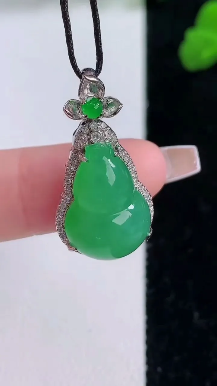 天然A货翡翠葫芦吊坠，尺寸27-14-9.4，裸石17-11.7重量:4.13g
12月8日