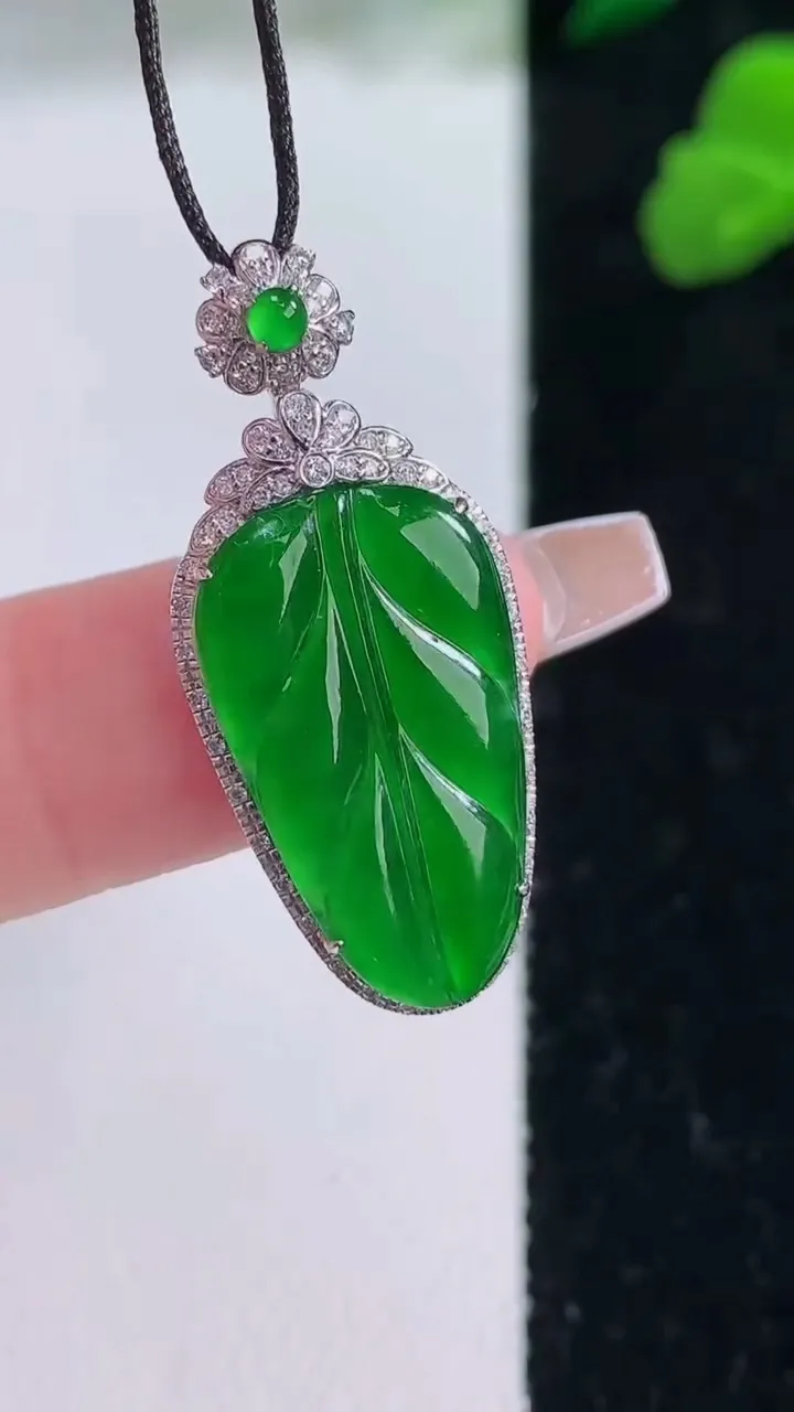 天然A货翡翠金枝玉叶 叶子吊坠，尺寸31.5-13.7-5.1，裸石20.3-12重量:2.74g
