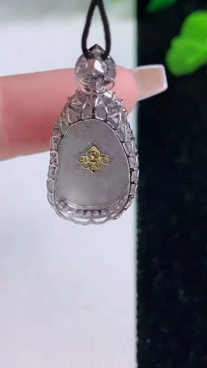 天然A货翡翠金枝玉叶 叶子吊坠，尺寸32-14-6.2，裸石20.8-11.8重量:3.11g
12月8日