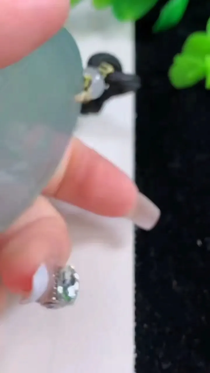 天然A货翡翠山水牌吊坠，尺寸51.8-5.5，重量:42.33g
12月8日