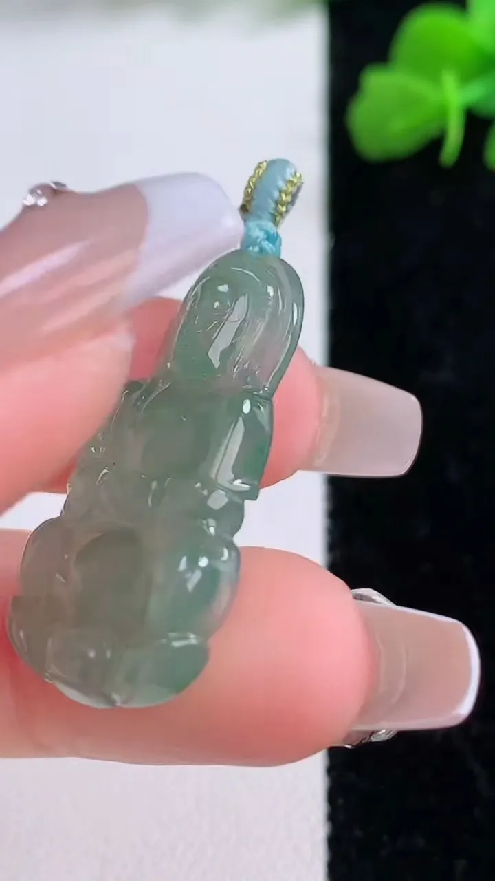 天然A货翡翠观音菩萨吊坠，尺寸30.8-16.2-3.9，重量:3.70g
12月8日